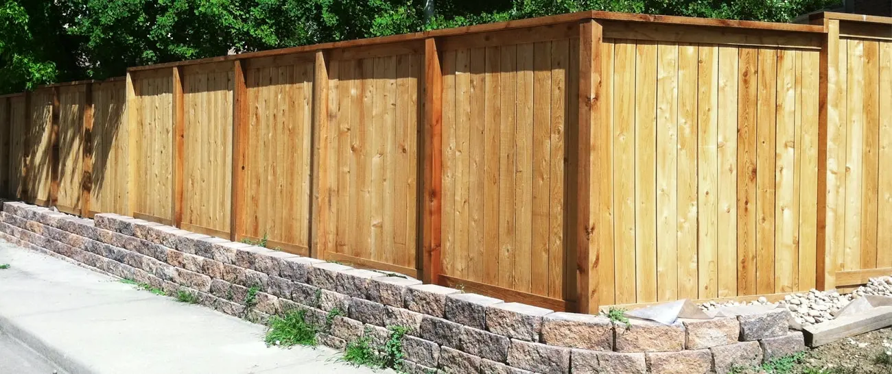 Чем обработать деревянный забор от гниения: дешево и надолго